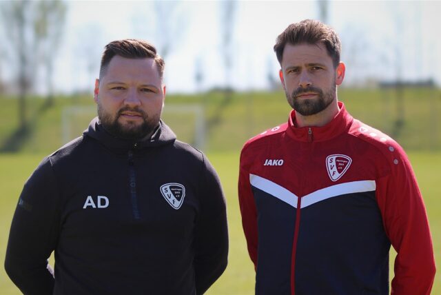 Alwin Derksen (l.) und Marvin Krause stehen auf einem Fußballfeld.