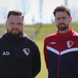 Alwin Derksen (l.) und Marvin Krause stehen auf einem Fußballfeld.