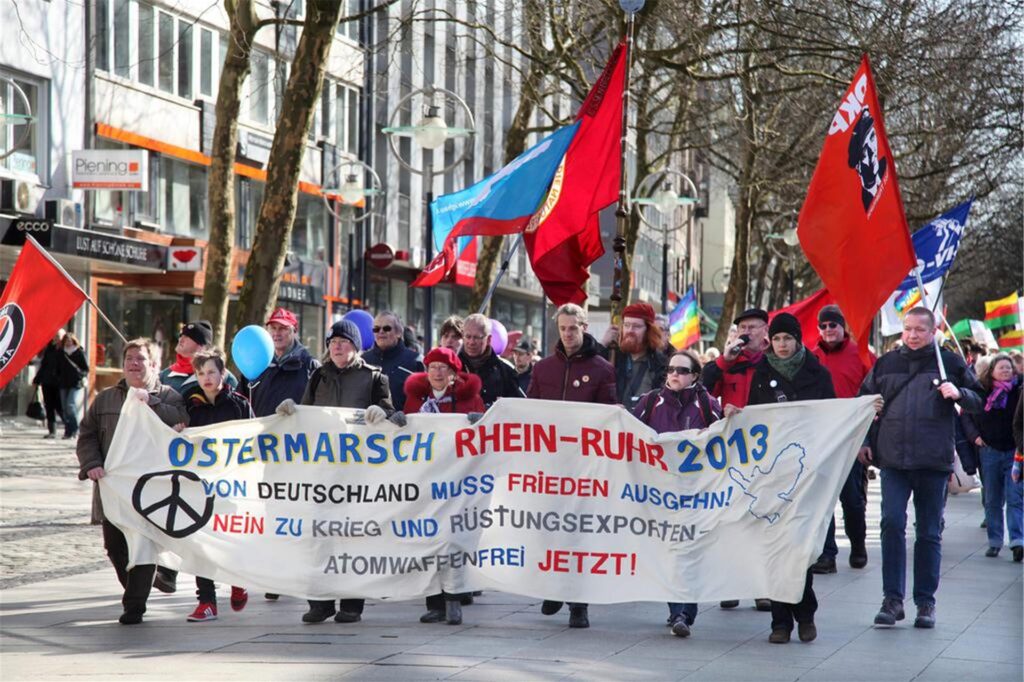 Der Demozug des Ostermarsches im Jahr 2013 in Dortmund.