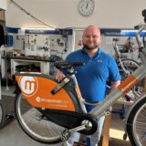 Alexander Kettermann steht in der Metropolradruhr Werkstatt von Nextbike in Dortmund Eving.