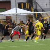 Ein Spieler vom SV Langschede klärt den Ball.