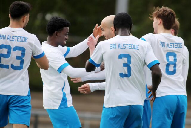 Die Spieler von BW Alstedde klatschen sich ab.