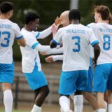 Die Spieler von BW Alstedde klatschen sich ab.
