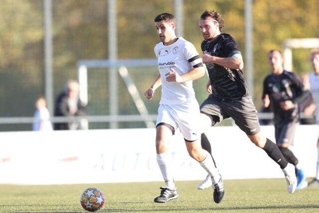 Tom Meier läuft mit dem Ball.