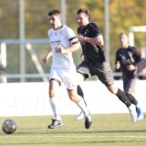 Tom Meier läuft mit dem Ball.