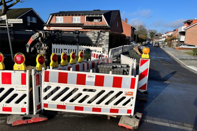 Absperrbaken auf der Knüvenstraße in Stockum