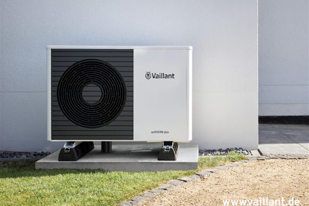 Eine Wärmepumpe von Vaillant im Außenbereich. Eine Wärmepumpe von Vaillant im Außenbereich.