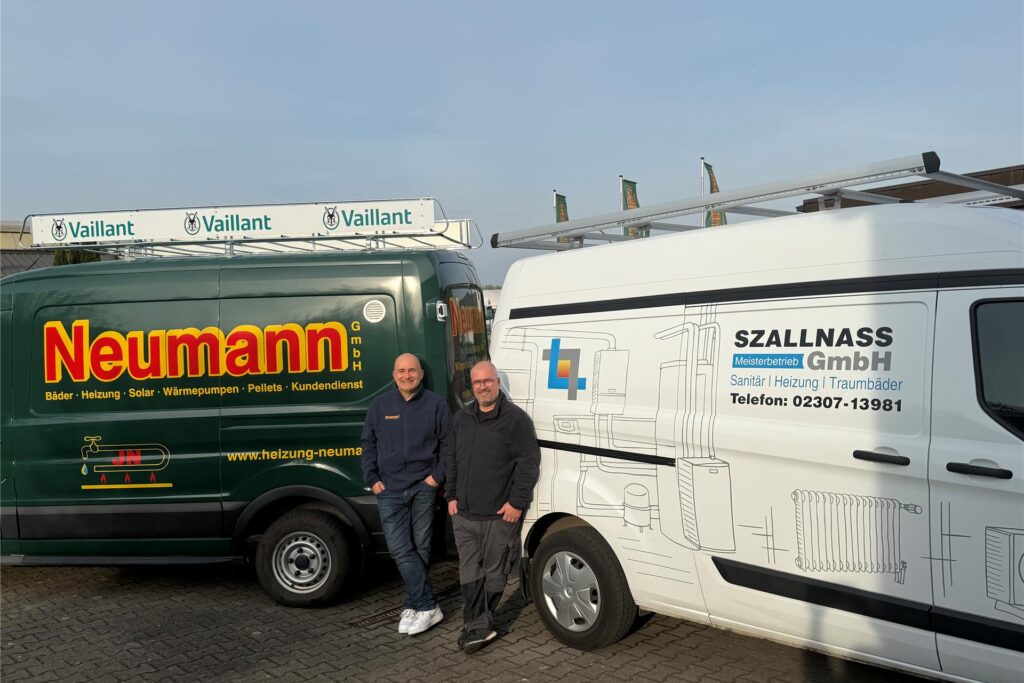 Zwei Männer vor zwei Transportern. Zwei Männer vor zwei Transportern.