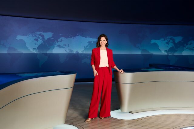 Die neue 20-Uhr-„Tagesschau“-Sprecherin Romy Hiller steht im Studio.