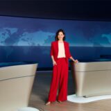 Die neue 20-Uhr-„Tagesschau“-Sprecherin Romy Hiller steht im Studio.