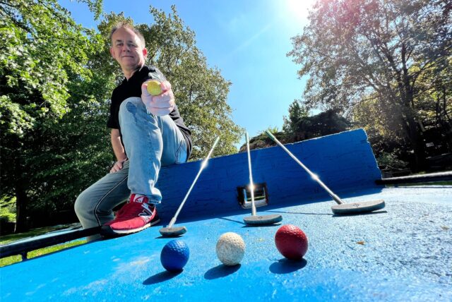 Jens Naujokat auf einer von 18 Bahnen auf dem Minigolfplatz an der Dürerstraße. Im Minigolfpark heißt es in Kürze „Bahn frei!“