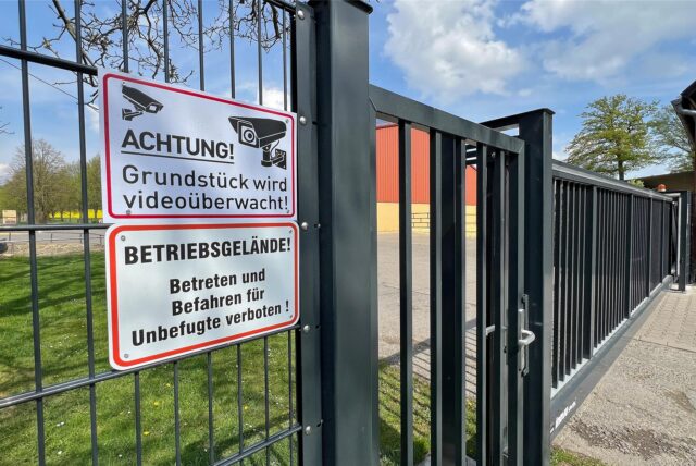 Der Verkauf eines bislang öffentlichen Wegs durch die Gemeinde hat Landwirt Maik Middelschulte die Abriegelung seines Hofs ermöglicht. Spaziergänger müssen draußen bleiben.