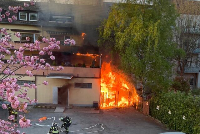 In den Räumen eines Supermarkts am Körner Hellweg in Dortmund hat es am Montagabend (14.4.) gebrannt. Die Flammen griffen aufs Gebäude über.