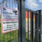Der Verkauf eines bislang öffentlichen Wegs durch die Gemeinde hat Landwirt Maik Middelschulte die Abriegelung seines Hofs ermöglicht. Spaziergänger müssen draußen bleiben.