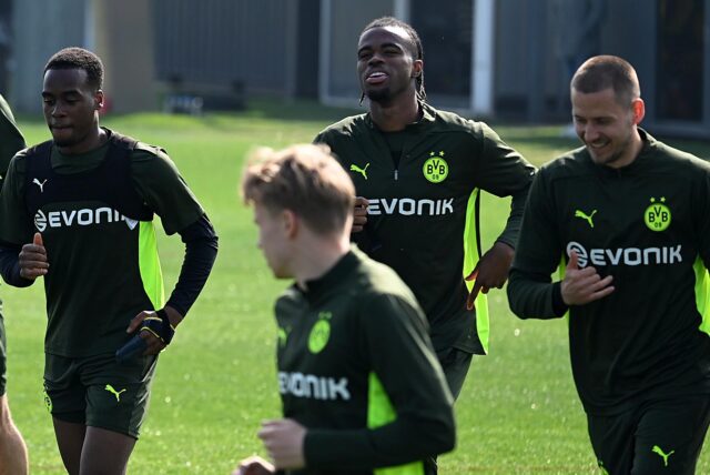 Carney Chukwuemeka läuft über den Platz.