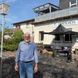 Johannes Steinkühler steht vor der Kneipe Hermanns in Hemmerde, die von Bürgerinnen und Bürgern in Eigenleistung betrieben wird.