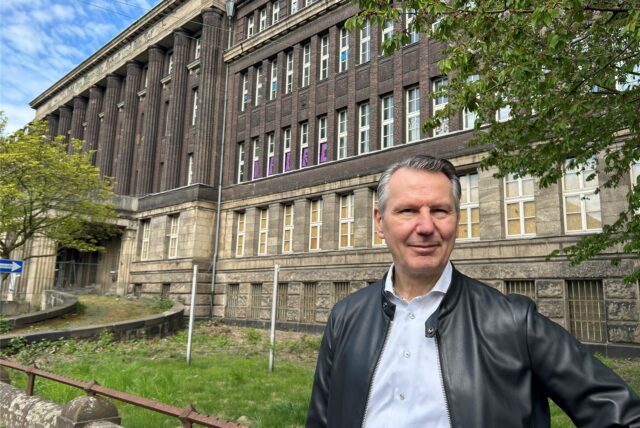 Horst Nehm von der Stadt Dortmund vor der ehemaligen Hoesch-Zentrale an der Rheinischen Straße.