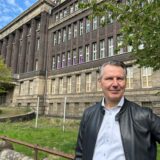 Horst Nehm von der Stadt Dortmund vor der ehemaligen Hoesch-Zentrale an der Rheinischen Straße.