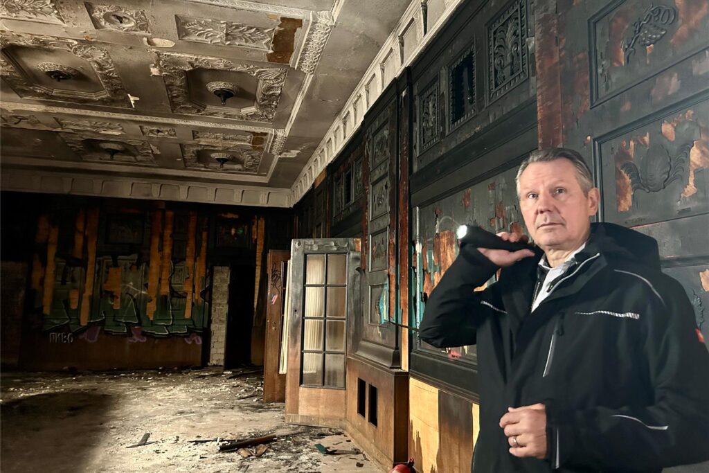 Horst Nehm im ausgebrannten Sitzungssaal der alten Hoesch-Zentrale in Dortmund. 