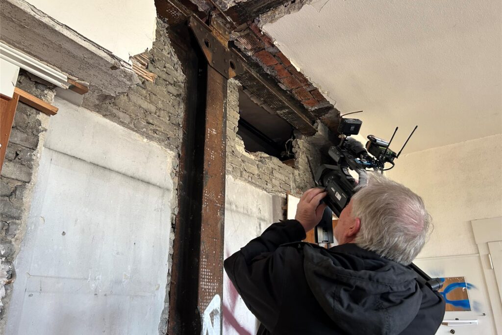 Ein Stahlgerüst trägt das Gebäude der alten Hoesch-Zentrale in Dortmund. Für Untersuchungen ist ein Teil davon freigelegt worden. 