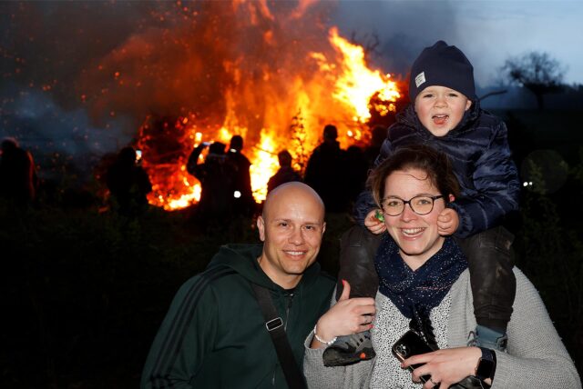 Eine Familie vor einem Osterfeuer.