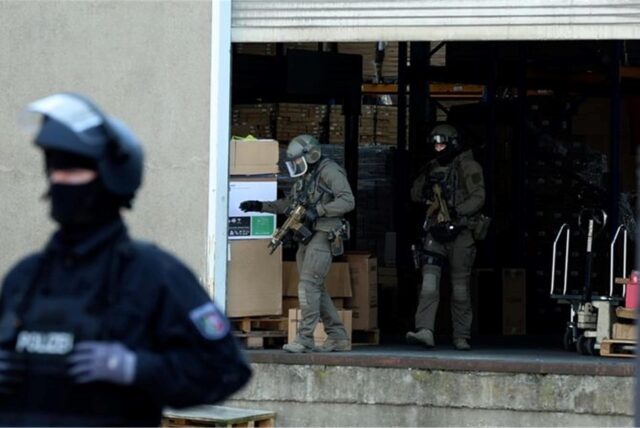 Ein Spezialeinsatzkommando (SEK) setzt bei einem Großeinsatz im Ruhrgebiet ein gepanzerten Einsatzwagen «Survivor» ein, um Zugang zu einer Lagerhalle zu erlangen.