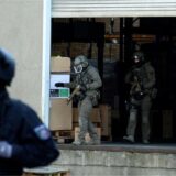Ein Spezialeinsatzkommando (SEK) setzt bei einem Großeinsatz im Ruhrgebiet ein gepanzerten Einsatzwagen «Survivor» ein, um Zugang zu einer Lagerhalle zu erlangen.