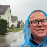 Chefreporter Carsten Fischer watet am Dienstag (15.4.) durch das Unwetter in Königsborn.