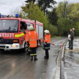 Ein Feuerwehrfahrzeug steht in Unna auf der Hertingestraße im Bereich Billmerich.