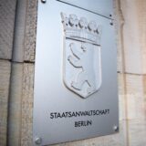 Das Schild mit der Aufschrift «Staatsanwaltschaft Berlin» am Eingang des Gerichts in Moabit. Die Behörde hat einen Palliativmediziner wegen Mordes angeklagt. Sie geht inzwischen von mindestens 15 Opfern aus. (zu dpa: «Palliativarzt soll 15 Menschen getötet haben – Anklage»)