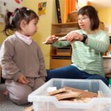 Annika Schmidt spielt in der Bergkamener Kita „Villa Kunterbunt“ mit zwei kleinen Kindern.
