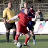 Leon Broda schießt einen Ball.