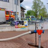 Polizei und Feuerwehr stehen vor der Neuen Mühle in Unna.