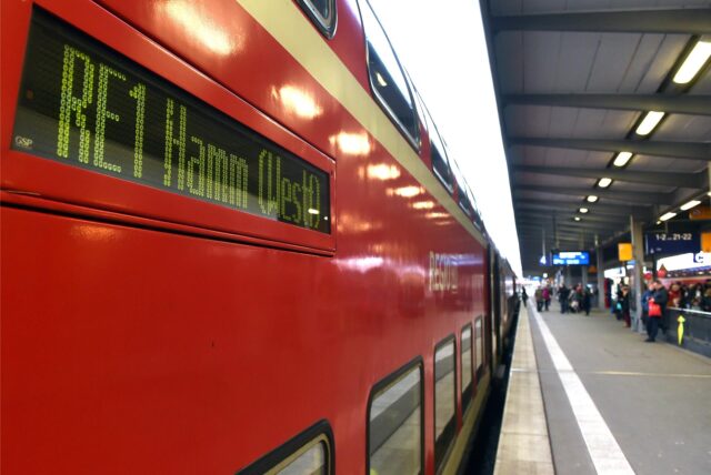 Ein Zug der Linie RE1
