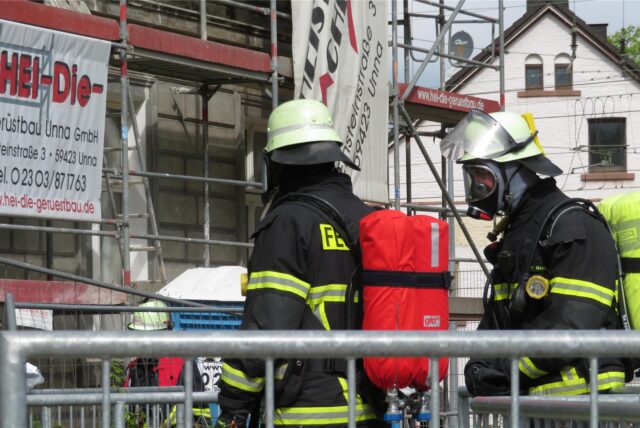 Bei den Sanierungsarbeiten in der denkmalgeschützten Mühlenvilla in Unna ist es am Mittwoch (16.4.) zu einem Brand gekommen. Die Feuerwehr wa rim Einsatz.