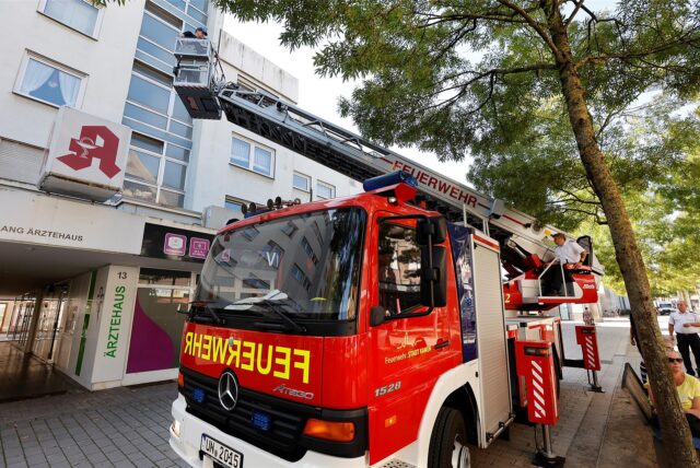 Probeeinsatz der Drehleiter der Kamener Feuerwehr in der Adenauerstraße