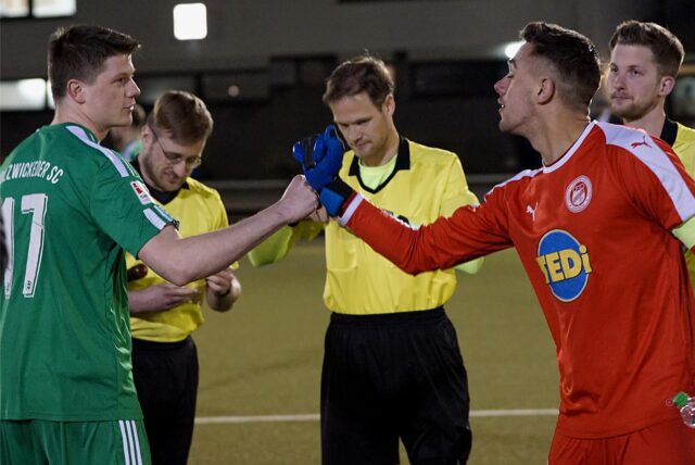 Leon Broda (r.) beim Testspiel gegen den Holzwickeder SC.