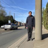 Marius Kerkering steht auf dem Bürgersteig des Brackeler Hellweg neben einem Oberleitungsmast. Auf der Straße fahren Autos.
