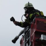 Feuerwehrleute nähern sich dem Dach der sogenannten Mühlenvilla neben dem Einkaufszentrum Neue Mühle.