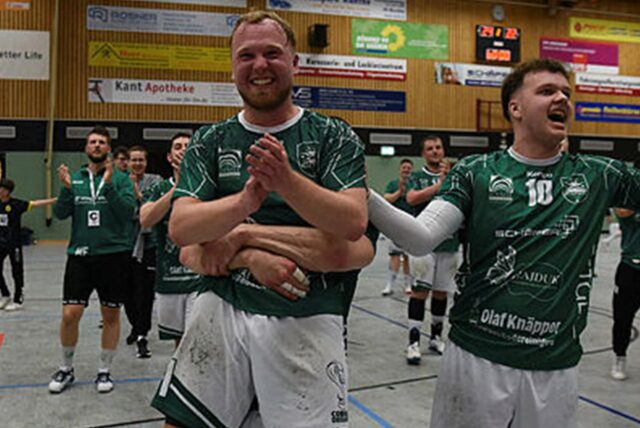 Julian Mosch (Mitte) wird von seinen Mitspielern gefeiert.