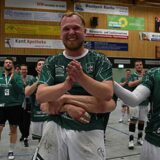 Julian Mosch (Mitte) wird von seinen Mitspielern gefeiert.
