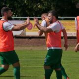 Spieler des SV Stockum klatschen sich ab.