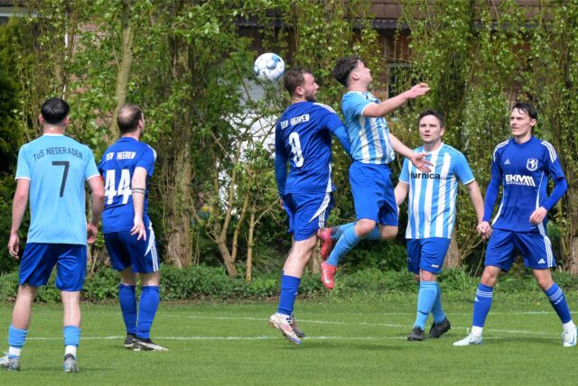 Kopfballduell.