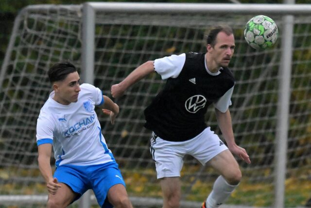 Zwei Spieler im Zweikampf.