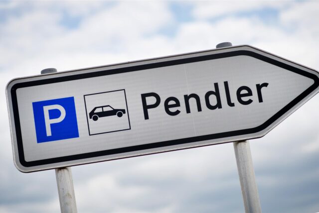 Ein Schild mit der Aufschrift «Pendler» steht an einer Autobahnanschlussstelle.