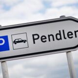 Ein Schild mit der Aufschrift «Pendler» steht an einer Autobahnanschlussstelle.