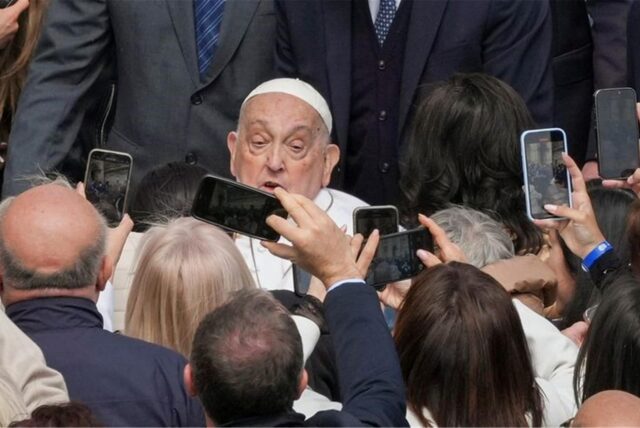 Papst Franziskus kommt am Ende der Messe am Palmsonntag auf dem Petersplatz im Vatikan an – und wird von zahlreichen Gläubigen mit dem Smartphone fotografiert.