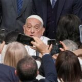 Papst Franziskus kommt am Ende der Messe am Palmsonntag auf dem Petersplatz im Vatikan an – und wird von zahlreichen Gläubigen mit dem Smartphone fotografiert.