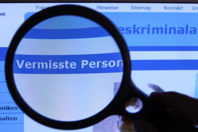 Hinter einer Lupe ist der Schriftzug „Vermisste Person“ auf einem Fahndungsaufruf auf der Internetseite des Bundeskriminalamtes (BKA) zu sehen.