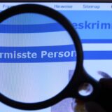 Hinter einer Lupe ist der Schriftzug „Vermisste Person“ auf einem Fahndungsaufruf auf der Internetseite des Bundeskriminalamtes (BKA) zu sehen.
